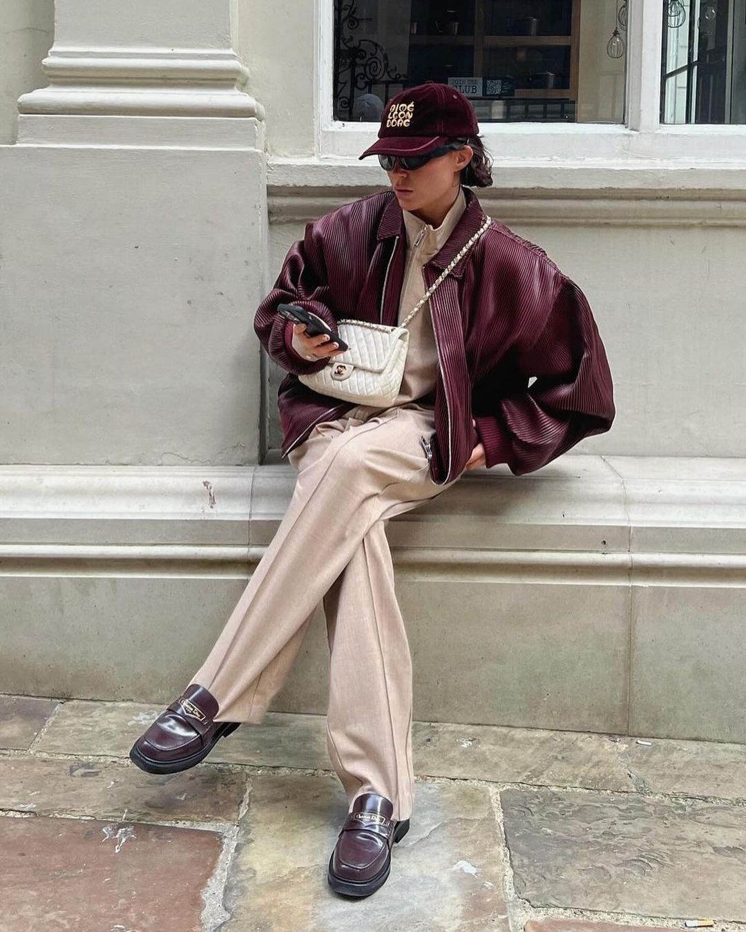 Стилист показала трендовый цвет одежды, который можно легко совмещать: модные фото